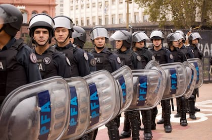 En agosto, los policías reciben una suma fija