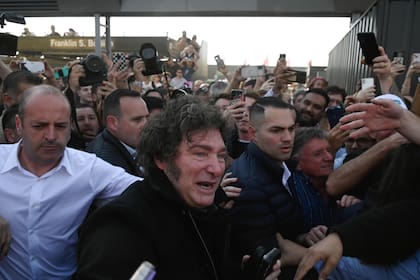 En Agroactiva más de 1000 personas lo esperaban afuera al jefe de Estado tras hablar en una carpa