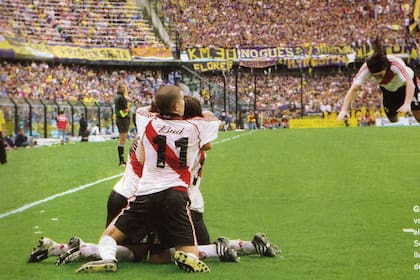 En aire, festejando un gol de River en la Bombonera