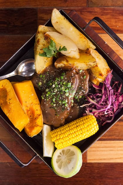 En Aires Caseros sale mucho la bondiola braseada con vegetales al asador.