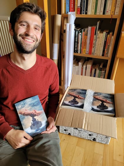 En "Al fondo de la eternidad", Juan Rodríguez es despojado de su infancia para trabajar en la cosecha. Educado por su abuela, descubre en la lectura un universo que alimenta sus deseos de conocer el mundo, pero que se opone al tradicionalismo familiar. Luego de un trágico accidente, toma las riendas de su vida para iniciar un camino que lo llevará, en los turbulentos años finales de la dictadura militar, a bordo del fatídico crucero ARA General Belgrano durante la Guerra de Malvinas. Allí, sus sueños se verán confrontados con el destino de su país, y valores como la amistad, el heroísmo, el amor y el patriotismo serán puestos a prueba.