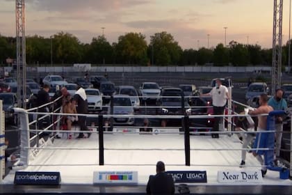 En Alemania, el regreso del boxeo fue en un estacionamiento, con dos personas por vehículo
