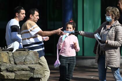 En Alemania se levantaron algunas medidas restrictivas por el coronavirus y el contagio se disparó; por eso Merkel pidió volver a reforzar el cuidado