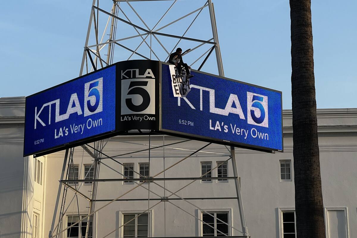 En algún momento de su aventura en las alturas de esta torre en California, el hombre tocó una guitarra