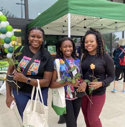 En algunas inauguraciones de Sprouts Farmers Market, la tienda le regala una rosa a cada cliente (Instagram/@sprouts)
