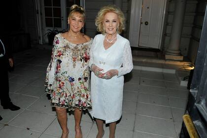 En algunas oportunidades, Mirtha Legrand celebró su cumpleaños en casa de su hija Marcela Tinayre, pero, según dijo el fin de semana pasado, este año el convite será en su piso de Palermo