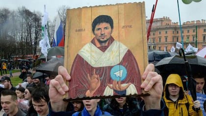 En algunas partes de Rusia y Ucrania es considerado un "mesías tecnológico".