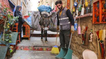 En algunas partes del mundo los burros aún son esenciales, como en Turquía, donde se usan para el aseo municipal.