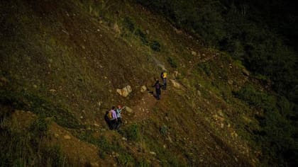 En algunas zonas es necesario caminar al filo de las formaciones montañosas.