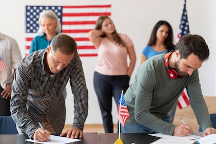 En algunos casos, la autorización de empleo se otorga junto con el estatus migratorio, por lo que no es necesario hacer el trámite