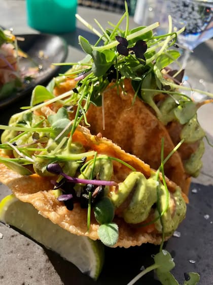 En algunos casos, se adoptan ingredientes locales como el reno, el alce o el salmón