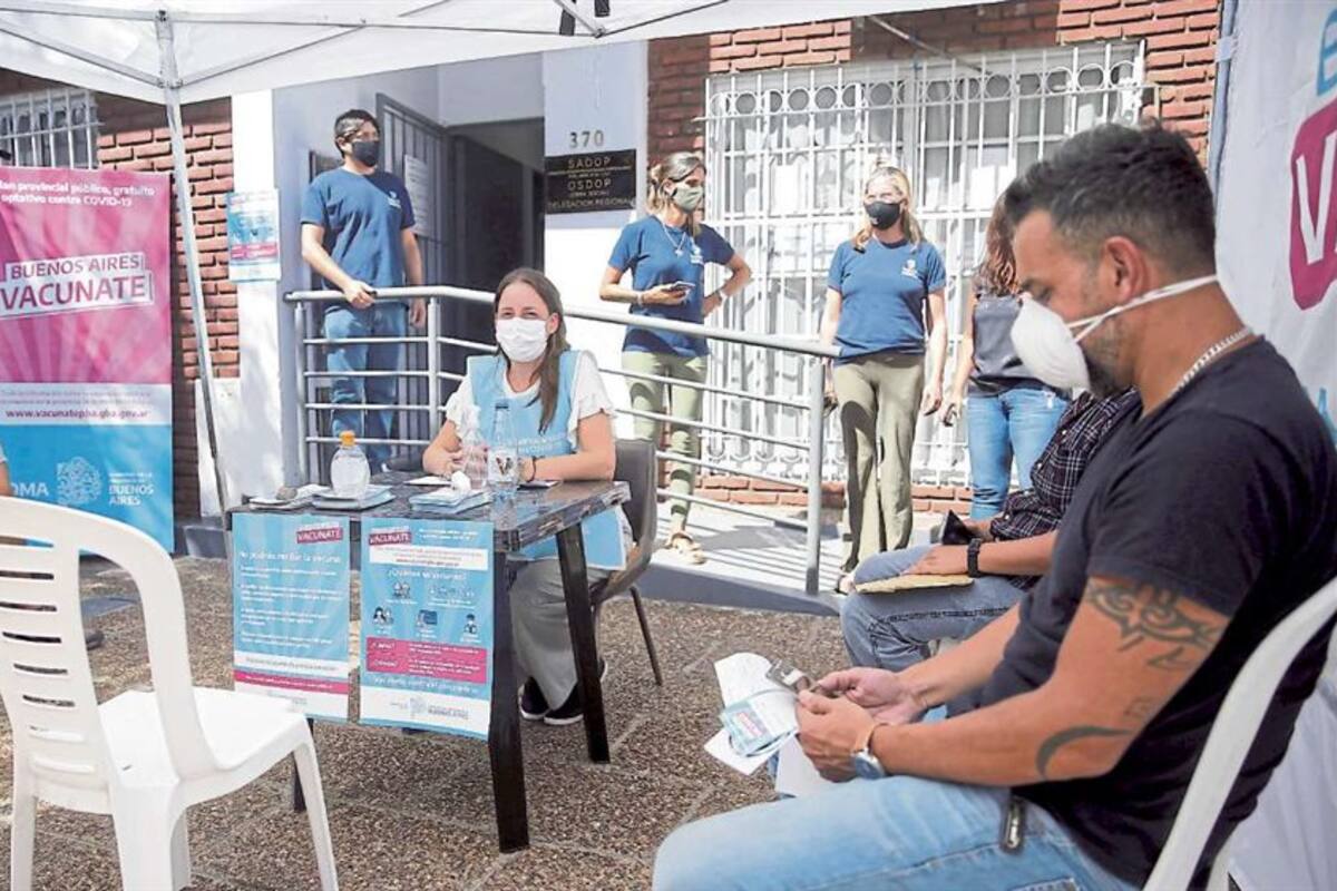 En algunos centros de salud, se compran las dosis remanentes o con las mismas se vacunan amigos del lugar