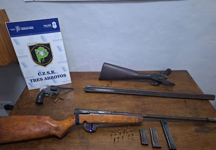 En algunos de los domicilios allanados se encontraron armas de fuego sin documentación, lo que motivó la apertura de causas por tenencia ilegal, que serán tramitadas por la Fiscalía 13 de Tres Arroyos