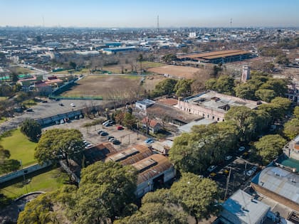 En algunos de los galpones del exMercado de Hacienda se estacionan vehículos abandonados que son retirados de la vía pública