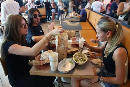 En algunos estudios, comer más tarde hizo que los participantes sintieran más hambre al día siguiente