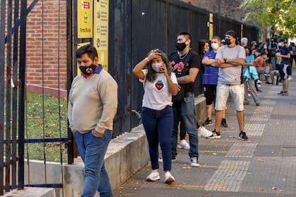 En algunos hospitales volvieron las filas para testearse, como en esta imagen del mes de abril