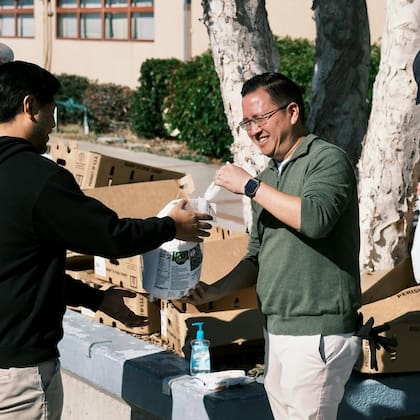 En algunos lugares solo se reparte comida a adultos mayores (Instagram/@cencalfoodbank)