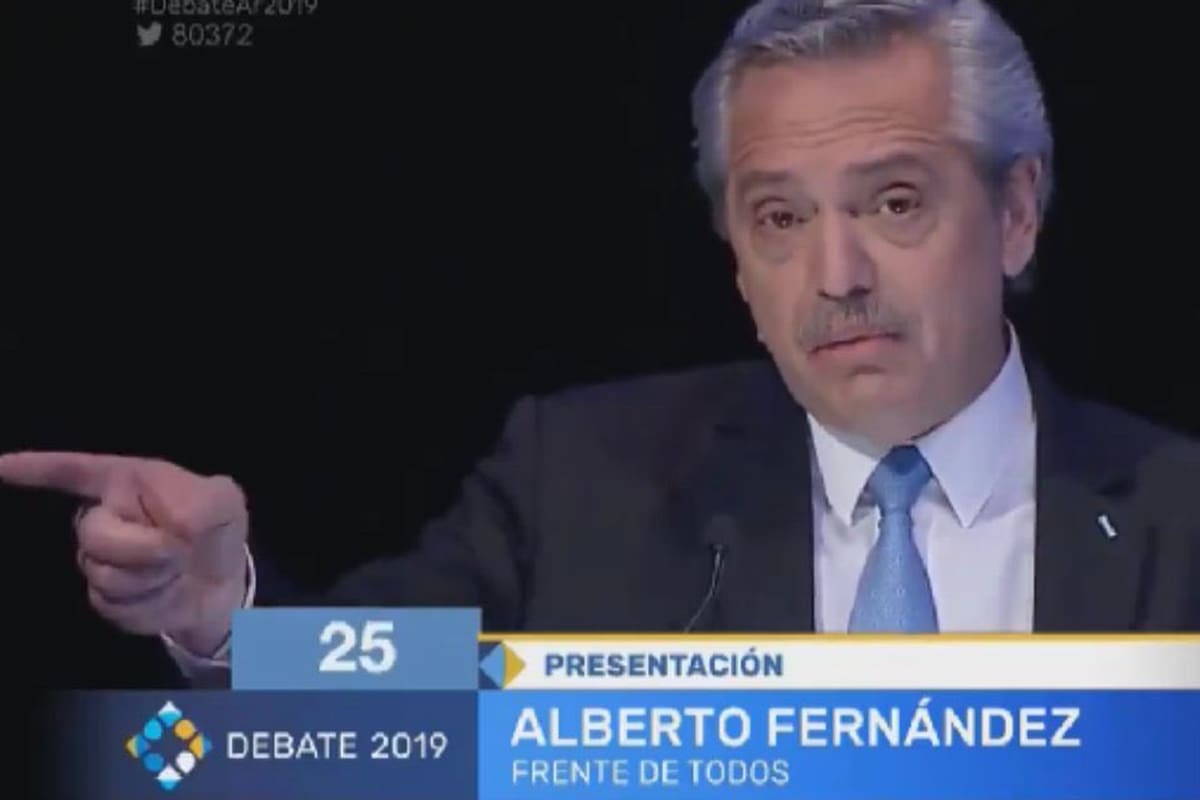 En algunos momentos del debate Fernández levantó su índice para reafirmar sus dichos