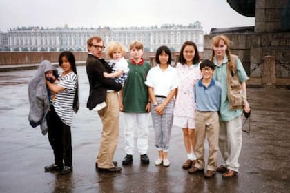 En Allen v. Farrow, una imagen de la pareja con sus hijos, incluidos Soon Yi Previn y Ronan Farrow