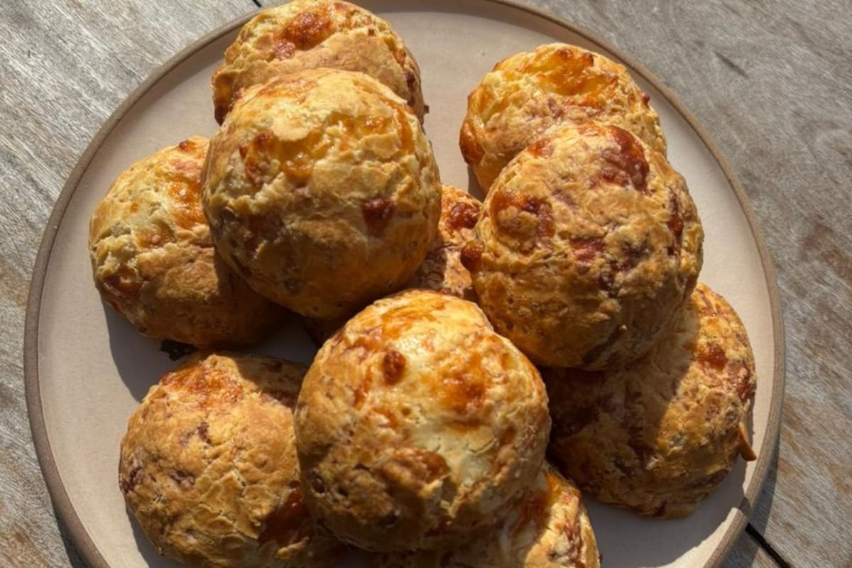 En Alo´s el chef Alejandro Féraud prepara una versión tradicional del chipá que combina mozzarella, gouda y parmesano con un toque de jugo de naranja