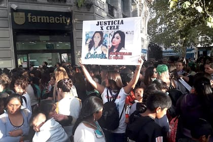 En alto, un cartel que exige justicia para Celeste, durante una marcha