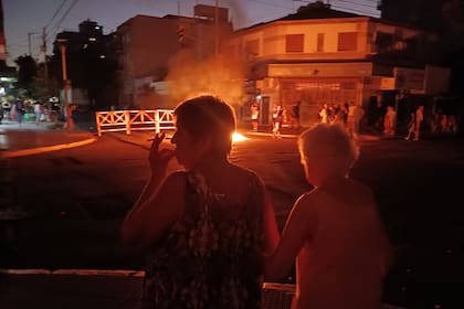 En Alvarez Jonte y Cervantes, en el barrio de Monte Castro, vecinos salieron a la calle para reclamar por los cortes de energía eléctrica