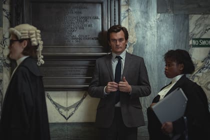 En Anatomía de un escándalo (Netflix), el ministro conservador James Whitehouse (Rupert Friend) es acusado de violación y su caso se convierte en un escándalo público de la política parlamentaria británica.