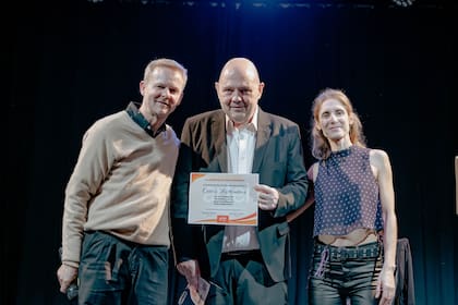 En Andamio 90, el lunes 10 de junio Carlos Rottemberg recibió un diploma por su permanente apoyo al teatro independiente y por ser el iniciador del Premio Artei