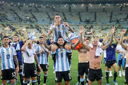 En andas de Leandro Paredes, Ángel Di María recibe el reconocimiento de los hinchas y de sus compañeros en el Maracaná, tras el triunfo contra Brasil en su último partido por eliminatorias.