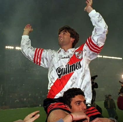 En andas de los hinchas, cancha de Vélez, tras conquistar el Clausura 97.