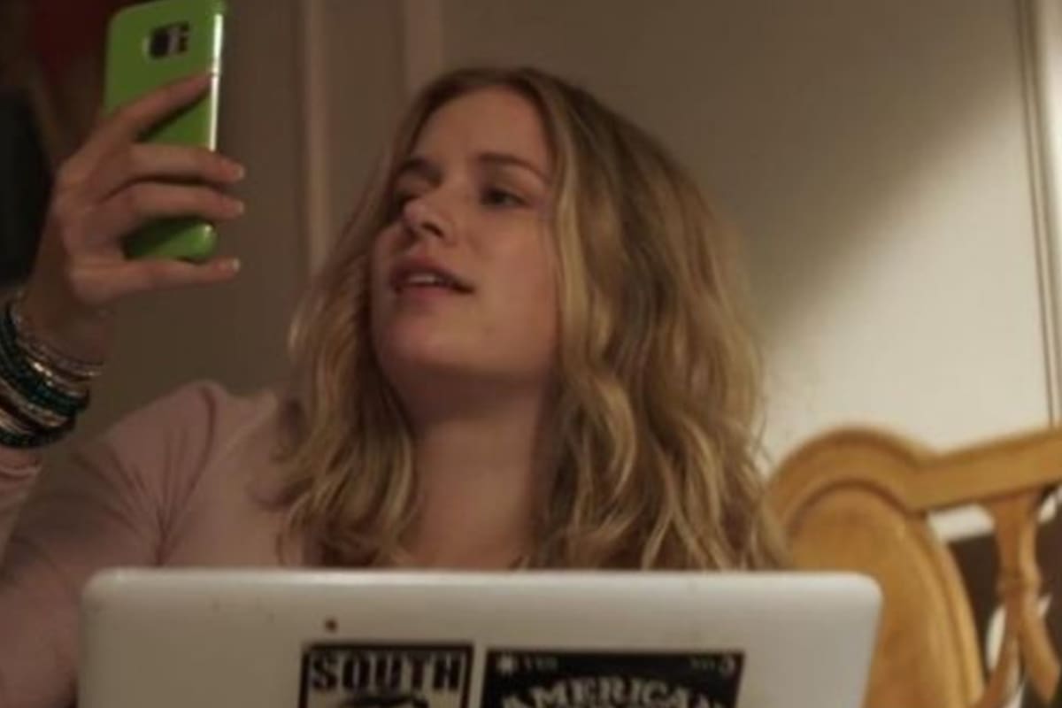 En "You", Guinevere Beck (interpretada por la actriz Elizabeth Lail, en la imagen) es acosada por el Joe Goldberg