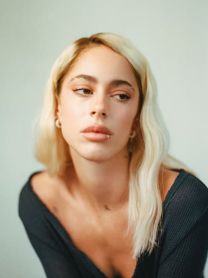 En "Ángel", Tini repasa las diferencias que terminaron con la amistad y con la relación laboral entre su padre Alejandro Stoessel y Marcelo Tinelli