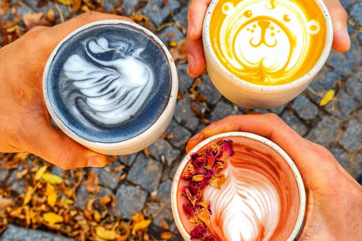 En Angela Deli Coffee, los lattes se preparan con un shot espresso de especialidad, bebidas vegetales, más cúrcuma, polvo de remolacha, o carbón activado