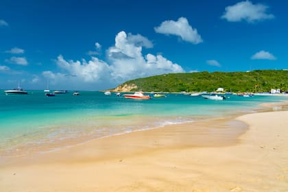 En Anguila, cada playa posee aguas turquesas que permiten practicar deportes náuticos