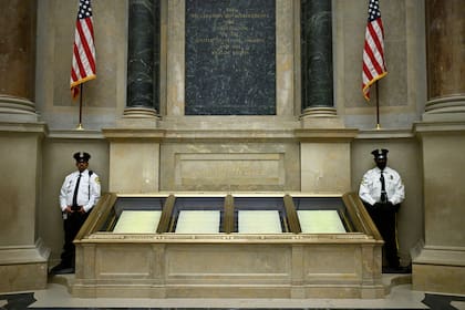 En aniversario de democracia de EE. UU., surgen interrogantes sobre si se están respetando sus ideal