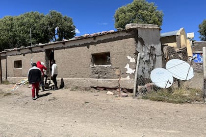 En Aparzo, afuera de un salón de adobe que funciona temporariamente como edificio de la escuela, se erige una enorme antena que permite que los alumnos y docentes puedan estar conectados.