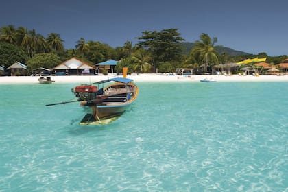 En apenas 3 km2 esta isla paradisíaca ofrece noche, playa, cultura, naturaleza y un universo de vida marina sin igual.