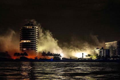 En apenas unos minutos, los restos desaparecieron casi por completo y se volvieron polvo. Un espectáculo para muchos vecinos que se acercaron a presenciar el momento de la demolición.