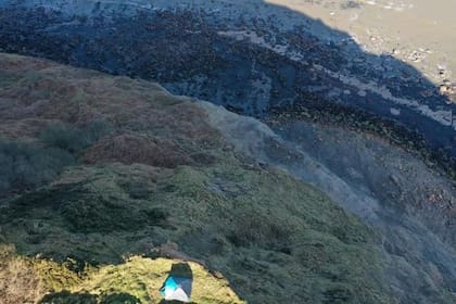En aquel lugar está prohibido acampar por el riesgo de derrumbes. Fuente: HM Coastguard NE/Alastair Smith