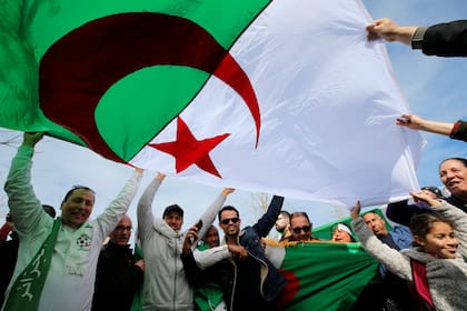 En Argelia protestan por la candidatura del presidente Bouteflika, de 81 años, a un quinto mandato; en Sudán las manifestaciones comenzaron por el aumento del precio del pan