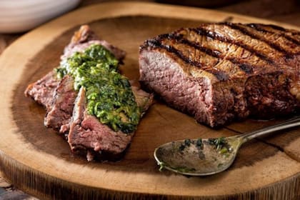 En Argentina, el chimichurri es un acompañamiento clásico de la carne