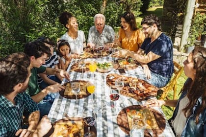 En Argentina, la gente invita a todos a un asado, una barbacoa tradicional sudamericana