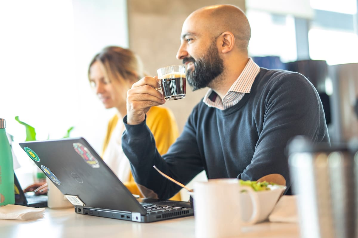 En Argentina las compañías innovadoras suman Nespresso Coffee Point con resultados alentadores. Miembros de sus equipos nos cuentan qué cambió en la dinámica de trabajo, en el presentismo y en la productividad al sumar este beneficio.
