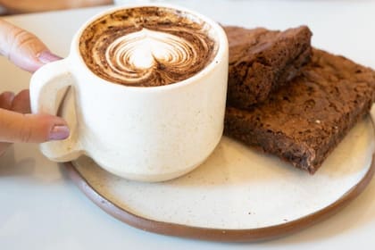 En Argentina, los cafés con sabores de chocolate, frutos secos y caramelo son los preferidos, reflejando una inclinación por perfiles más intensos y amargos