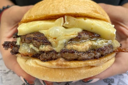 En Arredondo, la hamburguesa 4 Quesos y combina un doble medallón (120g c/uno) de carne de bife de chorizo, asado y ojo de bife con queso brie, queso fontina, queso azul y queso Emmenthal.