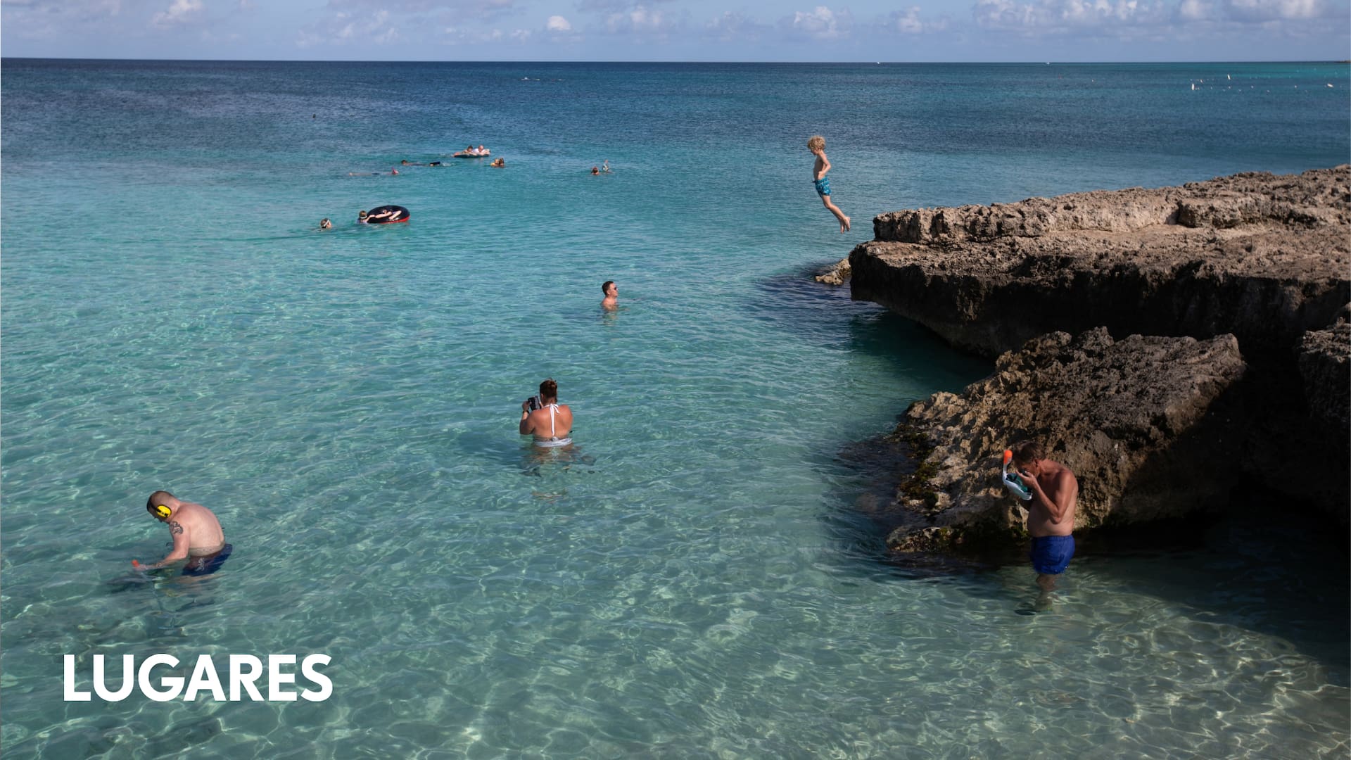 En Aruba hay playas de arena blanca y agua cristalina y está ubicada fuera de la zona de huracanes.