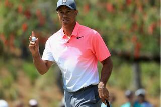 Rejuvenecido y saludable, Tiger Woods se afirma cada vez con menos esfuerzo