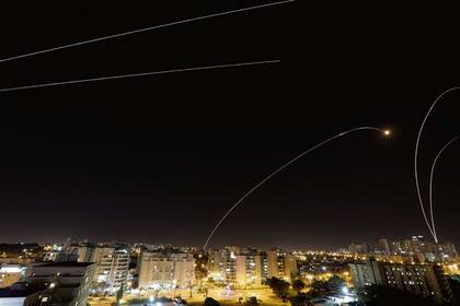 En Ashkelon, el sistema antimisilístico Cúpula de Hierro derriba un cohete lanzado desde Gaza