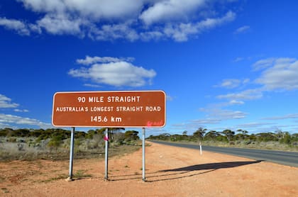 En Australia, la autopista Eyre tiene un tramo recto de 145 kilómetros
