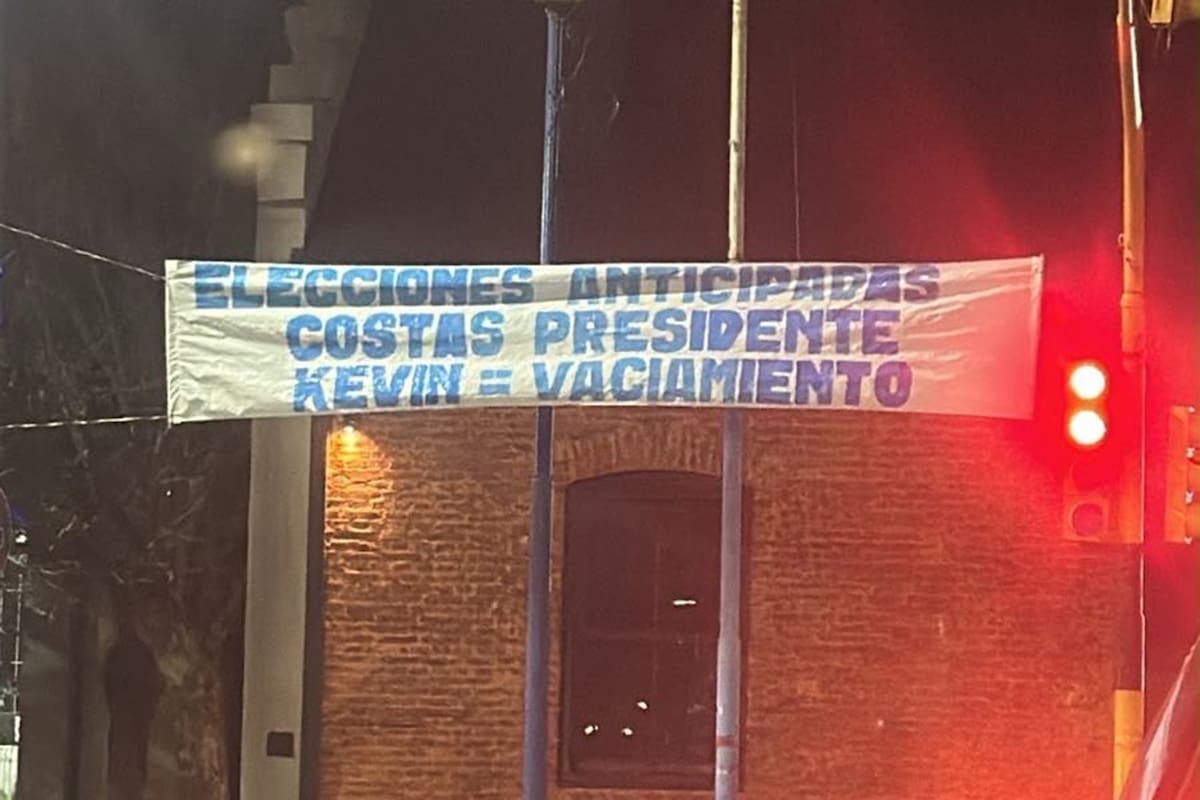 En Avellaneda, una de las imágenes de la disconformidad de una parte de los hinchas de Racing hacia la gestión de Diego Milito